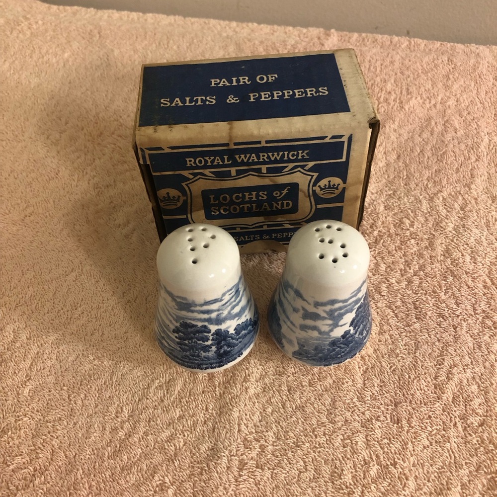 Vintage Lochs of Scotland Royal Warwick Salt & Pepper Shakers Set NIB